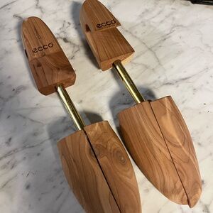 Ecco Cedar Shoe Trees with Brass Accents